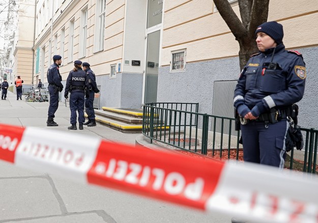 Policjanci przed budynkiem gimnazjum w Wiedniu /FLORIAN WIESER /PAP/EPA