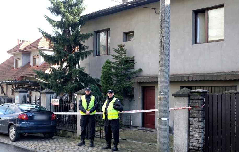Policjanci przed budynkiem, w którym doszło do zabójstwa /Andrzej Grygiel /PAP