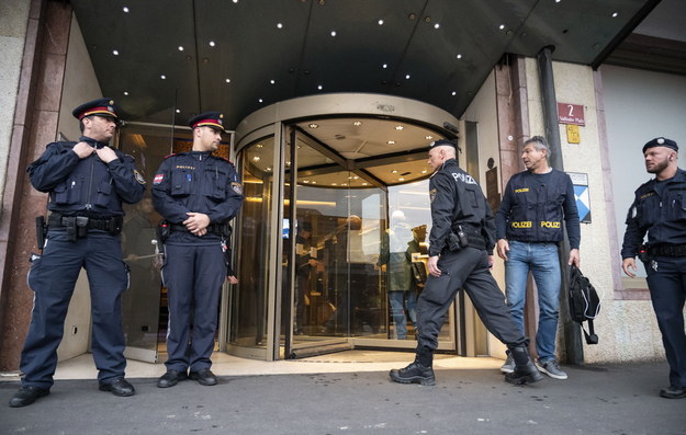 Policjanci przed hotelem w Innsbrucku /CHRISTIAN BRUNA /PAP/EPA
