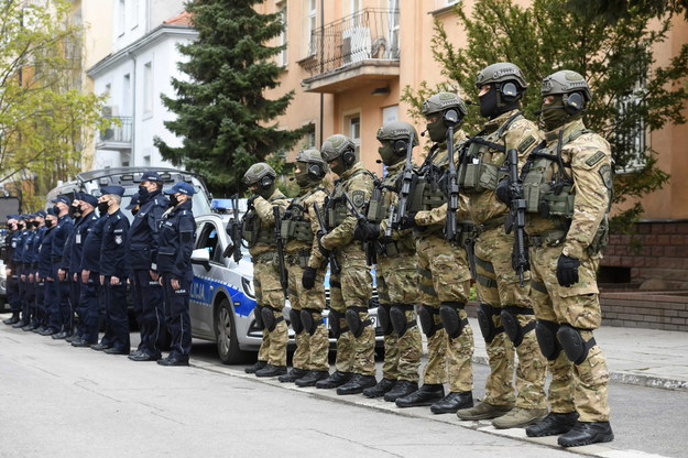 Policjanci przed Komendą Wojewódzką Policji w Poznaniu /Jakub Kaczmarczyk /PAP