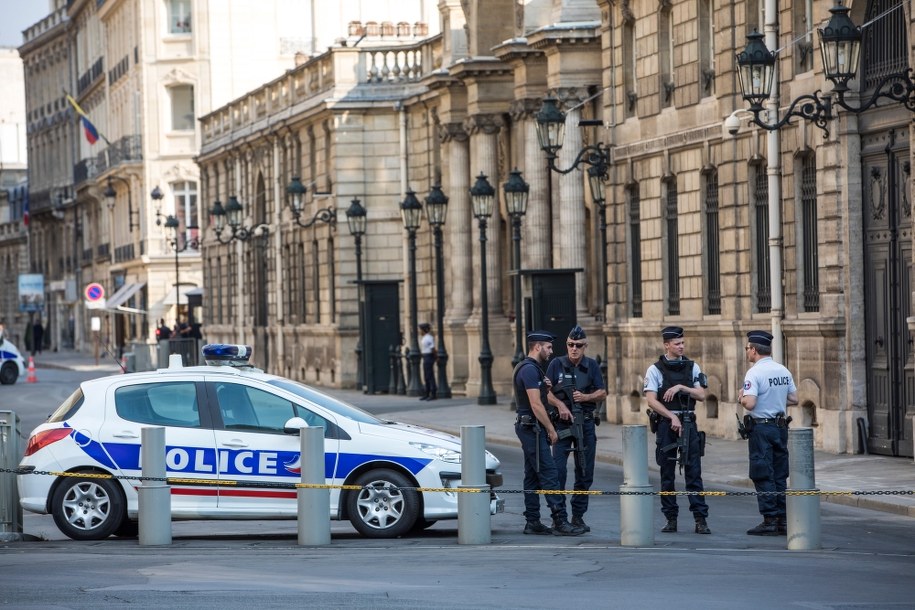 Policjanci przed Pałacem Elizejskim w czasie rewizji przeprowadzanej przez śledczych zajmujących się sprawą Alexandre'a Benalli /CHRISTOPHE PETIT TESSON /PAP/EPA