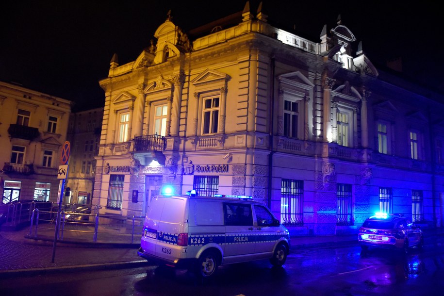 Policjanci przed placówką PKO BP w Przemyślu / 	Darek Delmanowicz    /PAP
