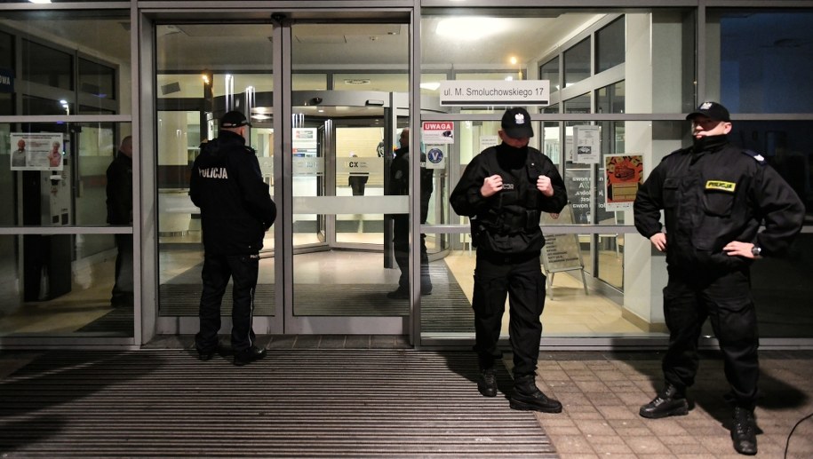 Policjanci przed SOR-em Uniwersyteckiego Centrum Klinicznego / 	Adam Warżawa    /PAP