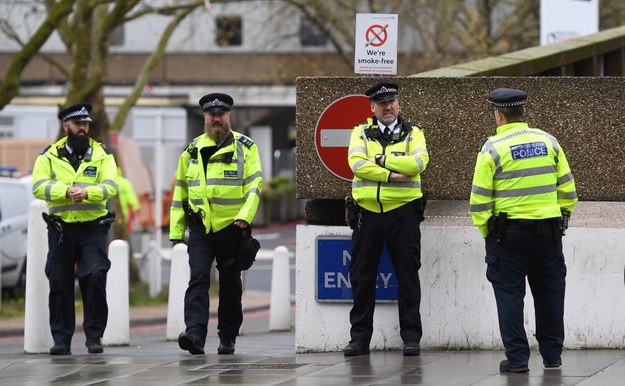 Policjanci przed szpitalem św. Tomasza w Londynie / 	ANDY RAIN    /PAP/EPA