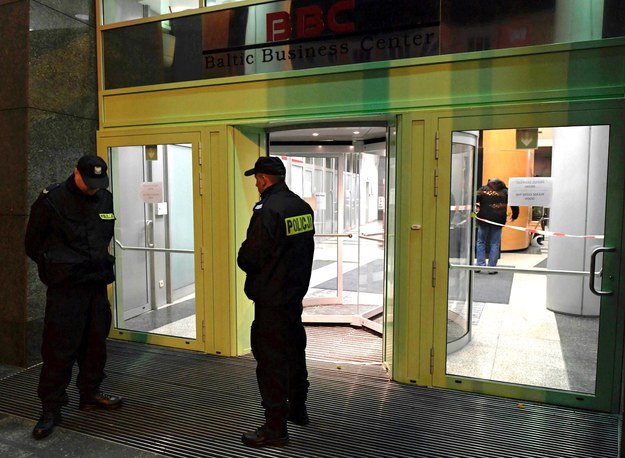 Policjanci przed wejściem do biurowca firmy "Thomson Reuters" w Gdyni /Adam Warżawa /PAP