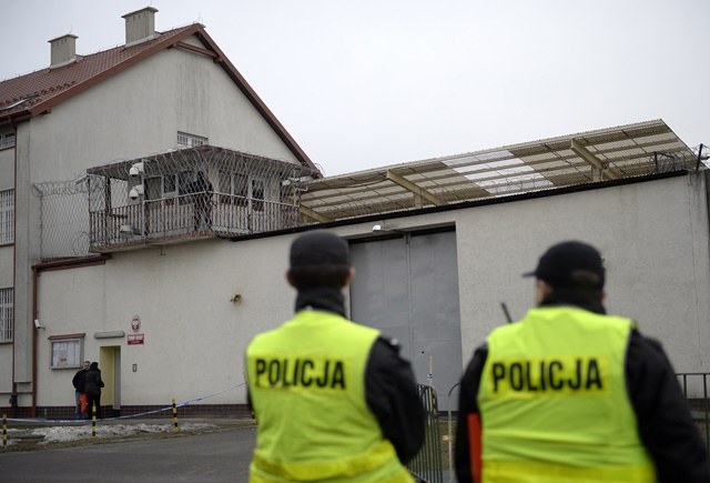 Policjanci przed zakładem karnym, gdzie przebywa Mariusz T. /Darek Delmanowicz /PAP