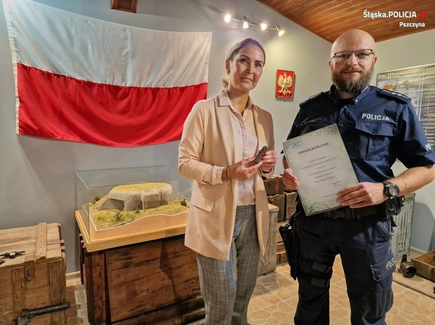 Policjanci przekazali zabytkowy pistolet do muzeum /Śląska policja /Policja
