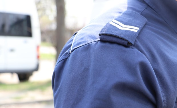 Policjanci przekazywali poufne informacje. Zostali zawieszeni