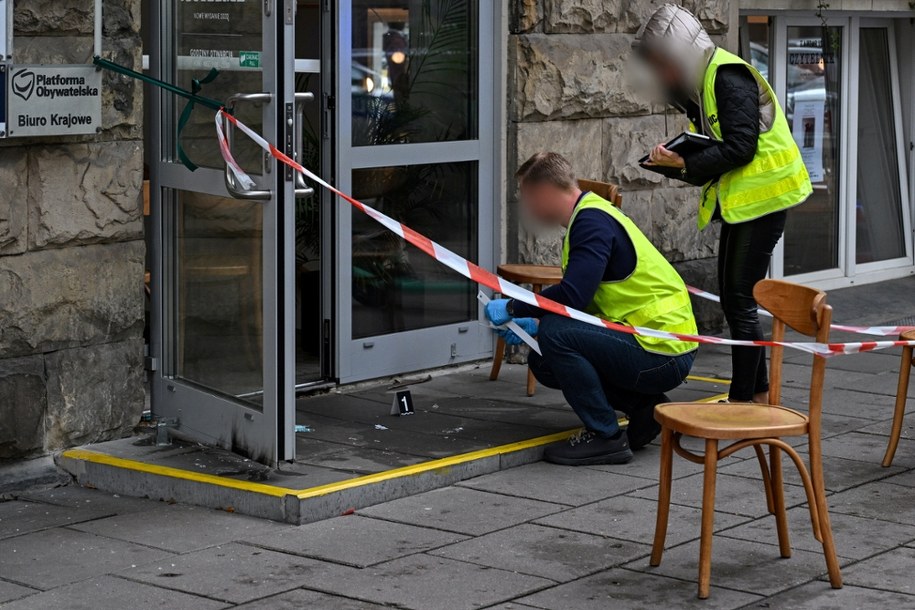 Policjanci przy budynku, który chciał podpalić mężczyzna /Radek Pietruszka /PAP