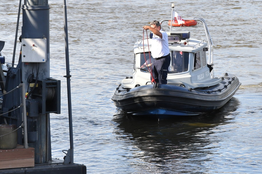 Policjanci przy Bulwarach Wiślanych w Warszawie /Radek Pietruszka /PAP