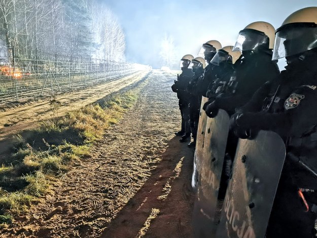 Policjanci przy ogrodzeniu granicznym /https://twitter.com/MariuszCiarka /