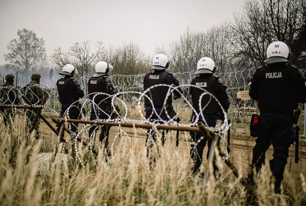 Policjanci przy zasiekach, pilnując granicy z Białorusią /Kancelaria premiera /