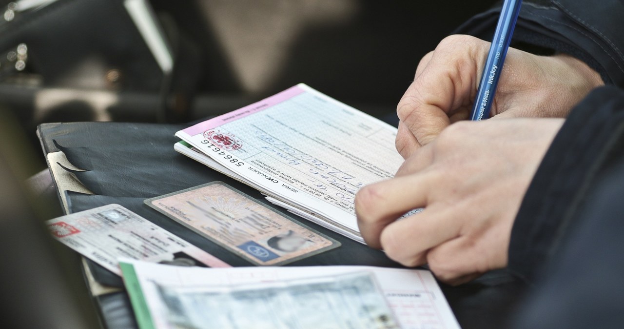 Policjanci przyjmowali łapówki w zamian za odstąpienie od karania kierowców mandatami, albo wypisywali je na inne, niż popełnione, wykroczenia /Piotr Jędzura /Reporter