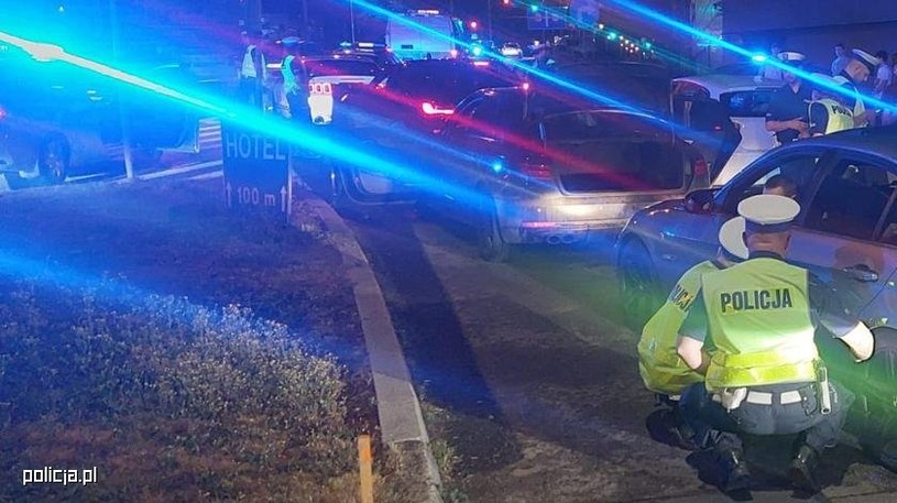 Policjanci regularnie kontrolują samochody biorące udział w wieczornych zlotach /Policja /Policja