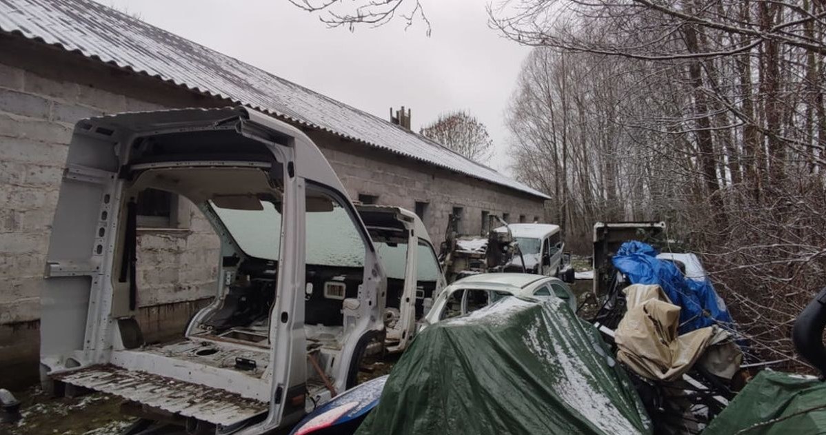 Policjanci rozbili dziuplę złodziei samochodów. Odzyskano pięć aut dostawczych /Policja