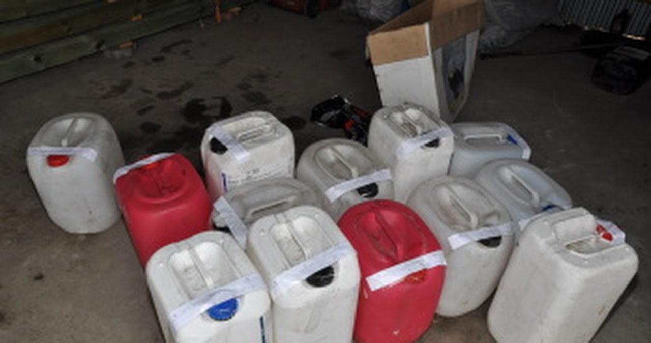 Policjanci rozbili gang handlujący nielegalnym spirytusem