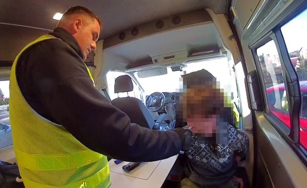 Policjanci ruszyli w pościg za młodym kierowcą. W ruch poszła gaśnica