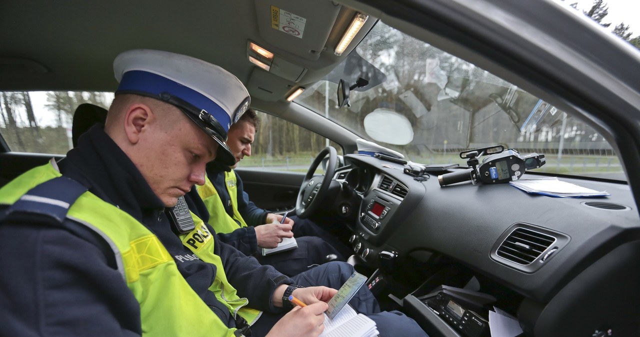 Policjanci sprawdzą dane w komputerze /Piotr Jędzura /Reporter