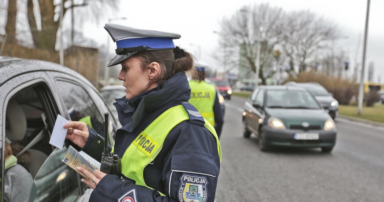 Policjanci sprawdzać będą spaliny /Piotr Jędzura /Reporter