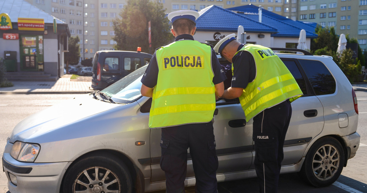 Policjanci sprawdzają dane z komputerów pokładowych. Czego szukają? /    Adam STASKIEWICZ /East News