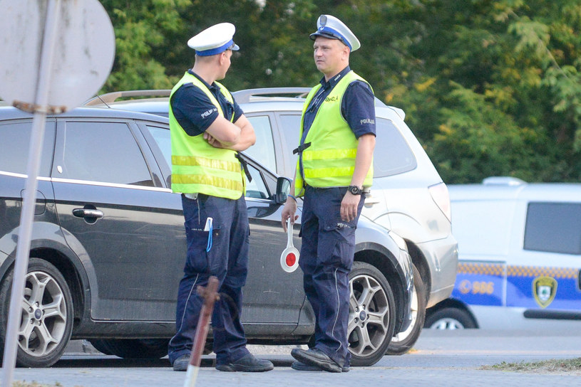 Policjanci sprawdzają stan techniczny samochodów /Piotr Kamionka /Reporter