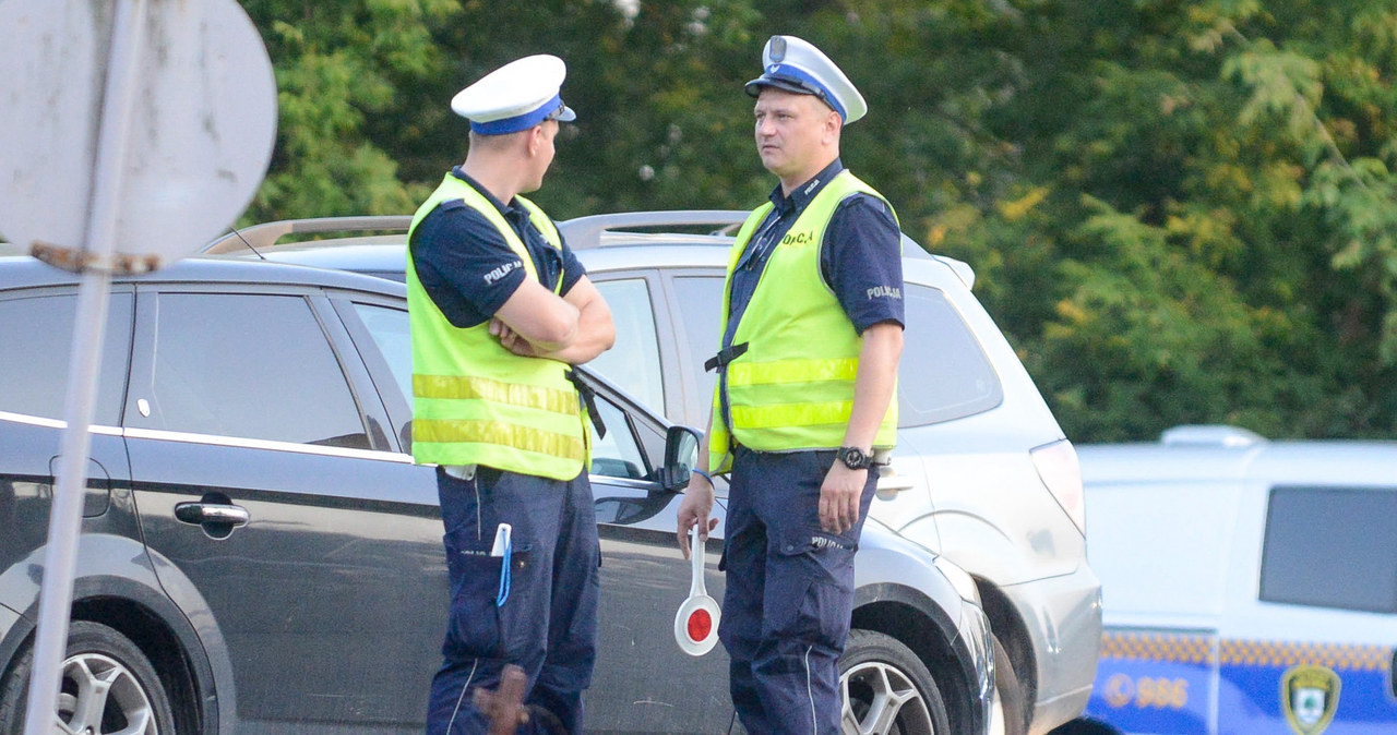 Policjanci sprawdzają stan techniczny samochodów /Piotr Kamionka /Reporter