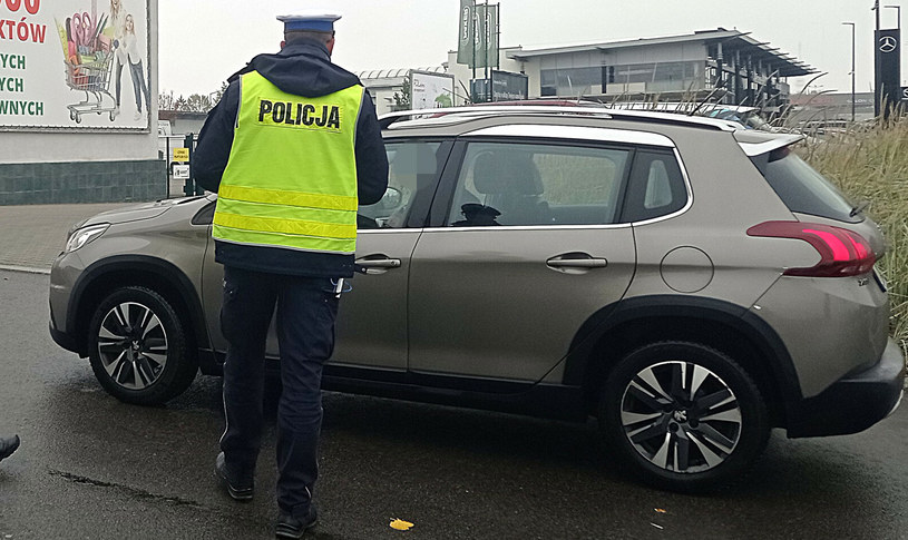 Policjanci szczególnie nie lubią jednego pytania podczas kontroli /Hubert Hardy /Reporter