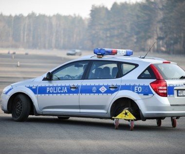 Policjanci szkolą się z panowania nad samochodami