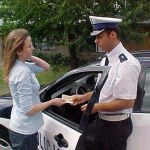 Policjanci uciekają do cywila