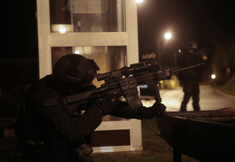 Policjanci uczestniczący w obławie na zamachowców w Paryżu /AFP