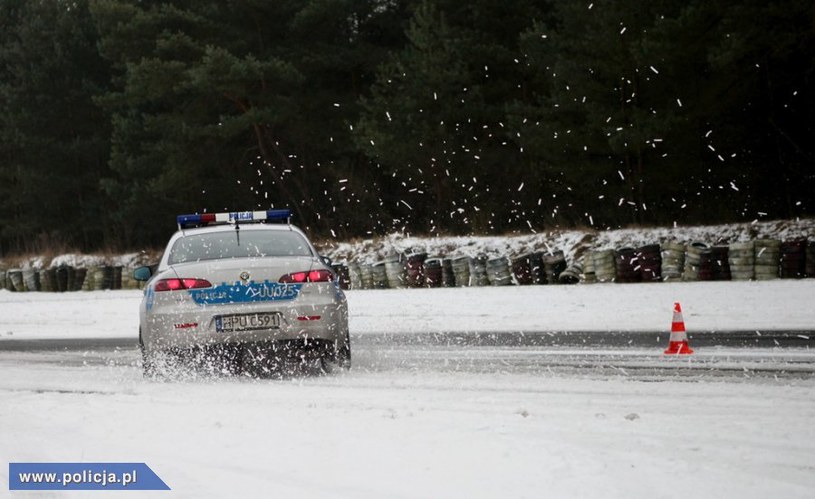 Policjanci uczyli się jeździć po śniegu /Informacja prasowa