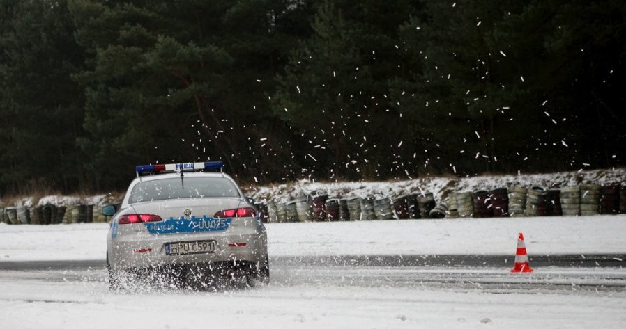 Policjanci uczyli się jeździć po śniegu /Informacja prasowa