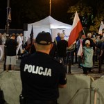 "Policjanci uderzali nim o ścianę". Będzie doniesienie do prokuratury po zatrzymaniach przed Sejmem