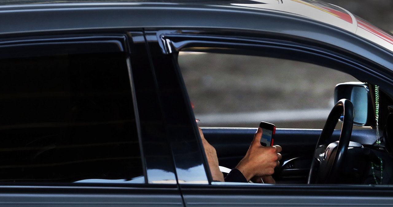 Policjanci ujawnili 4 tys. wykroczeń związanych z telefonami /Getty Images