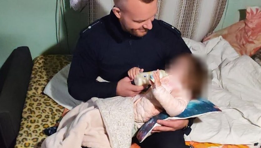 ​Policjanci uratowali 2-latkę z rąk nietrzeźwych rodziców