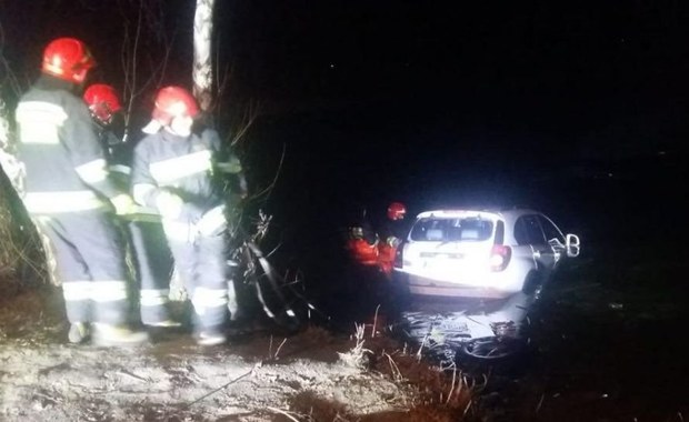 Policjanci uratowali kobietę, która wjechała autem do jeziora