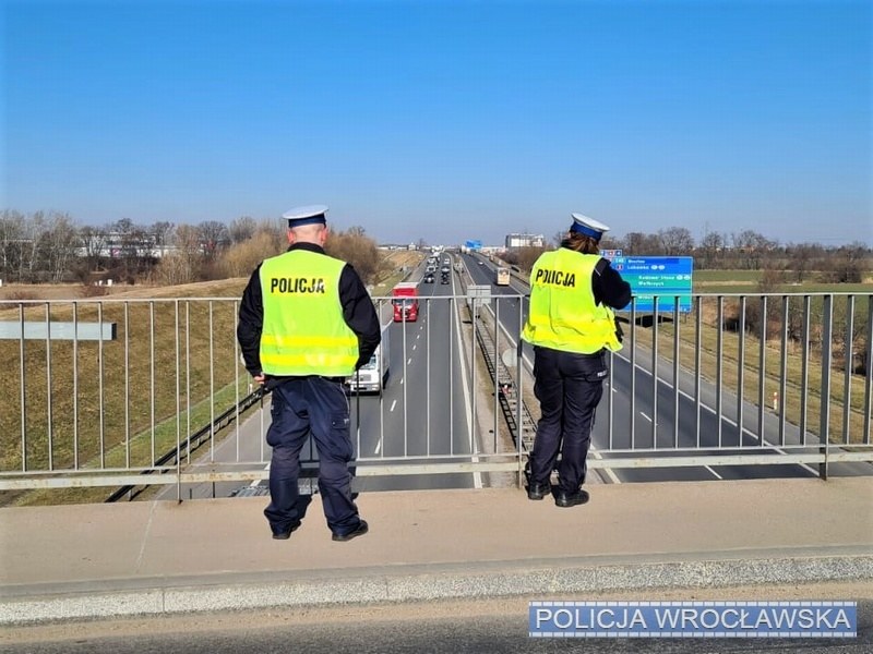 Policjanci ustawiają się na wiadukcie i mierzą prędkość oraz odległość między pojazdami /Policja Wrocławska /Policja