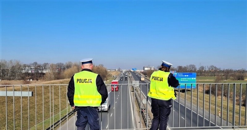 Policjanci ustawiają się na wiadukcie i mierzą prędkość oraz odległość między pojazdami /Policja Wrocławska /Policja