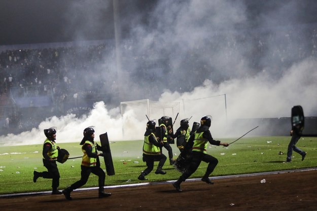 Policjanci użyli gazu łzawiącego. Na stadionie wybuchła panika. /H. PRABOWO /PAP/EPA