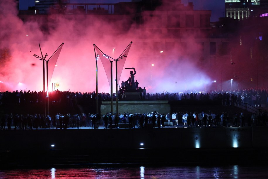 Policjanci użyli m.in. pałek i gazu /Leszek Szymański /PAP