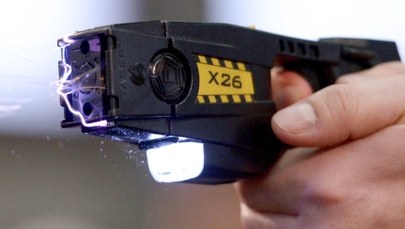 Policjanci używali prywatnych paralizatorów. RPO: To całkowicie niedopuszczalne