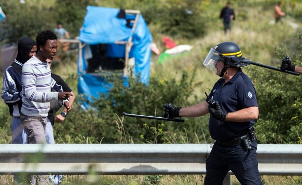 Policjanci w Calais żądają lepszego wyposażenia