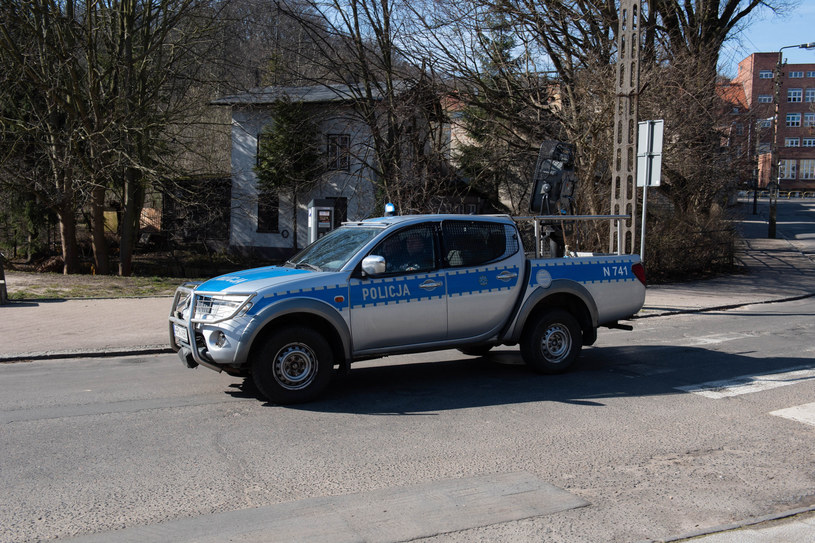 Policjanci w całym kraju podają komunikaty, aby powstrzymać się przed wyjściem z domu. /MARCIN GADOMSKI/AGENCJA SE /East News