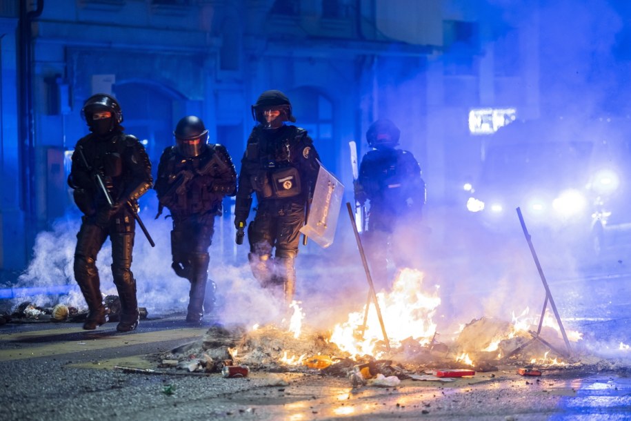 Policjanci w czasie drugiej nocy zamieszek / 	CYRIL ZINGARO /PAP/EPA
