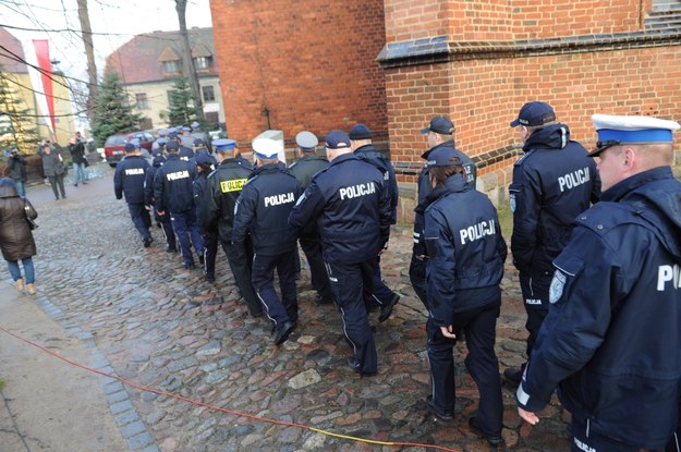 Policjanci w drodze na mszę w intencji ofiar tragicznego wypadku /Marcin Bielecki /PAP