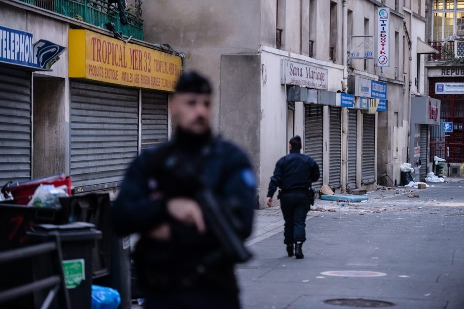 Policjanci w dzielnicy Saint-Denis na przedmieściach Paryża /CHRISTOPHE PETIT TESSON /PAP/EPA