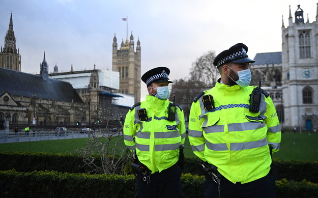 Policjanci w maseczkach przed parlamentem w Londynie / 	ANDY RAIN    /PAP/EPA