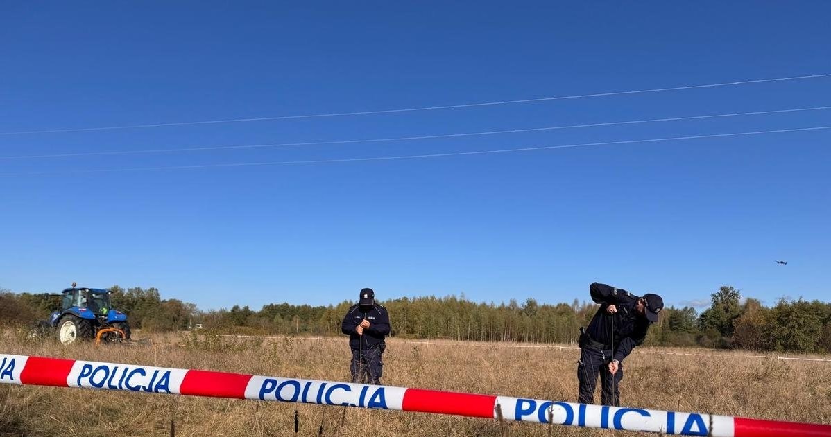 Policjanci w miejscu zakopania ofiary. Sprawę rozwiązano niemal równo 7 lat po wypadku /Policja