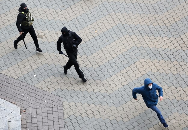 Policjanci w Mińsku gonią uciekającego uczestnika protestu / 	STR   /PAP/EPA