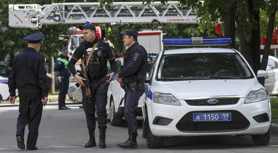 Policjanci w Moskwie po porannym ataku dronów /YURI KOCHETKOV /PAP/EPA